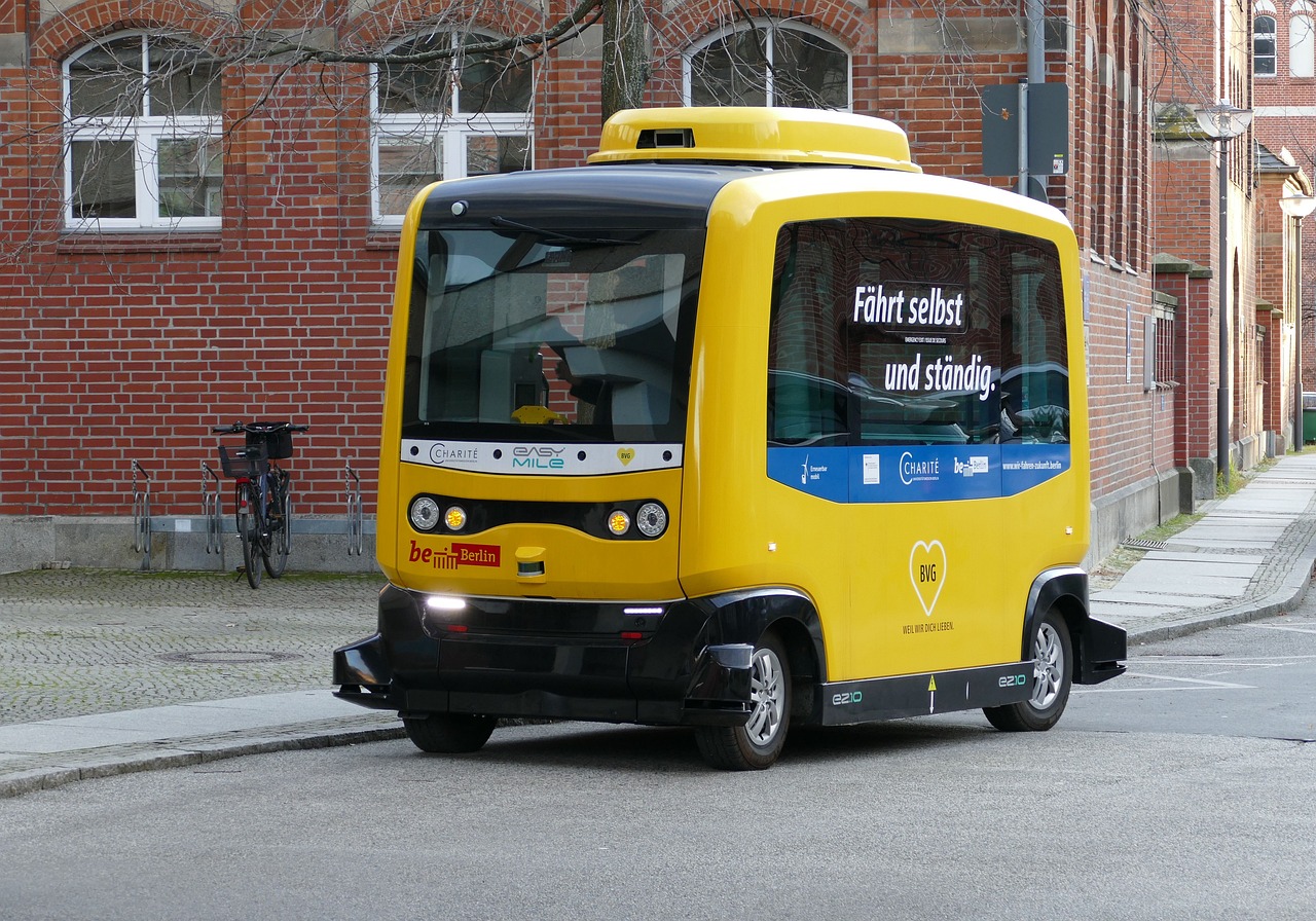 Judėjimo paradoksai, kaip technologinė evoliucija nuo raitelių iki autonominių transporto priemonių keičia mūsų ateitį
